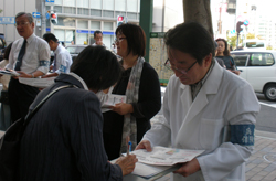 街頭で協会役員が移転撤回訴え  署名次々と200筆