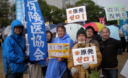 東日本大震災・福島原発事故から2年　各地で集会  震災復興・原発ゼロを  雨のなか役員がアピール／国会前に4万人 