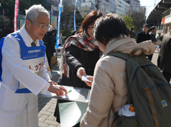 元町で街頭宣伝 ストップ！　<br/>「患者負担増」世論盛り上げよう