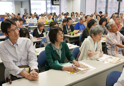 県口腔保健支援センター長、神戸新聞論説委員長ら招き市民シンポジウム <br/>「子どもの貧困」解消しよう <br/>「保険でより良い歯科」連絡会主催