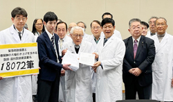12月4日に診療報酬大幅引き上げ求め厚労省・財務省交渉<br/> 医師・歯科医師　署名2132筆を提出　全国で1万8千筆に